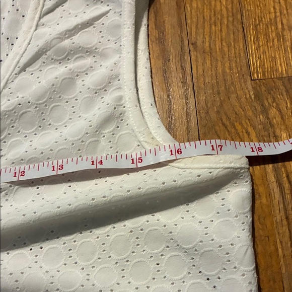 Elegant White Eyelet V-Neck Tank Top - Picture 6 of 8